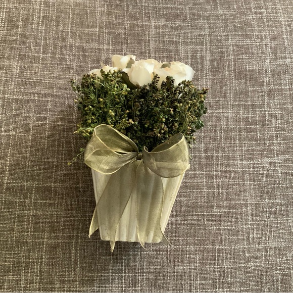 Small accessory to set on a shelf or desk. - Picture 3 of 4